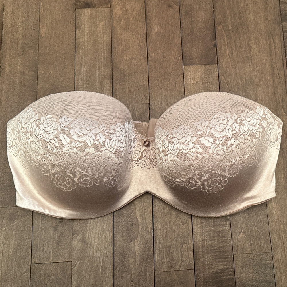 Soma Stunning Support Strapless Cream Lace Bra. Size 40G. Gently used condition